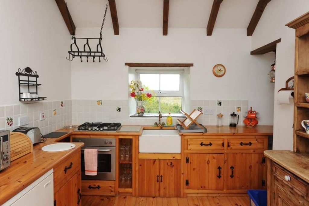 Red Stonecutters Cottage, Doolin Carrowauff Esterno foto
